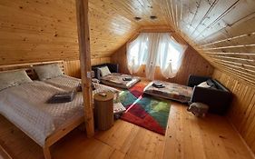 Căsuță la țară - liniște și viață rurală cotidiană